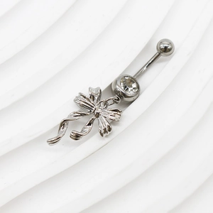 Dettaglio del piercing all'ombelico a fiocco d'argento con zircone cubico lucido
