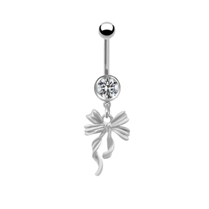 Dettaglio del piercing all'ombelico con fiocco in argento, zircone e barra curva