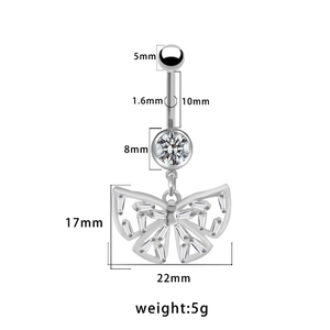 Dettaglio piercing ombelico con fiocco in zircone e pendenti con ali di cristallo