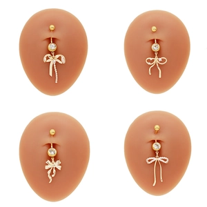 Set di quattro piercing all'ombelico dorati con ciondoli a fiocco e pietre di zircone