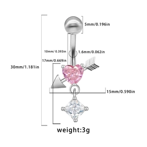 Piercing de ombligo de corazón y flecha con piedra rosa y circón en fondo blanco