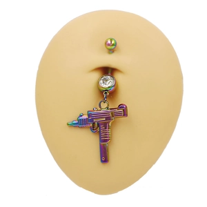 Detail van regenboog navelpiercing met een machinegeweer hanger en witte zirkonia steen