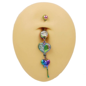 Detailopname van regenboog hart navelpiercing met kwastje op een siliconen model