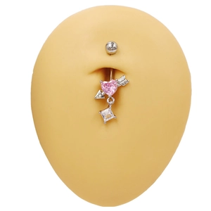 Piercing de ombligo con flecha, corazón rosa y circonita en modelo de silicona