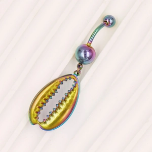 Macro-opname van regenboog navelpiercing met gedetailleerde hanger in de vorm van een schelp