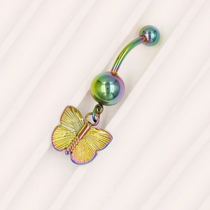 Macro-opname van regenboog navelpiercing met een gedetailleerde vlinder hanger van staal