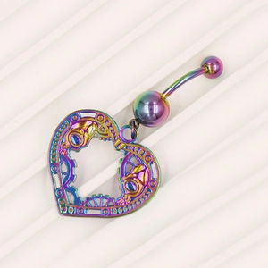 Macro-detail van de iriserende hart-navelring met een ingewikkeld steampunk-tandwiel