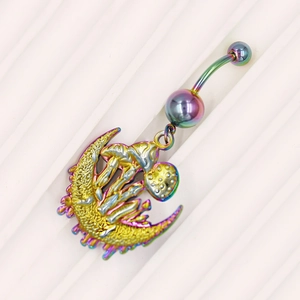 Regenboog navelpiercing met maan- en paddenstoelhangers in een fantasierijke stijl