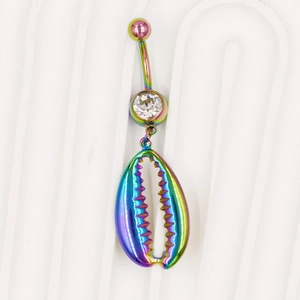 Macro-opname van regenboog navelpiercing met kristal en hanger in de vorm van een schelp