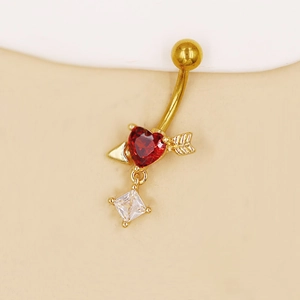 Primer plano de piercing ombligo con corazón rojo y colgante de circonita blanca