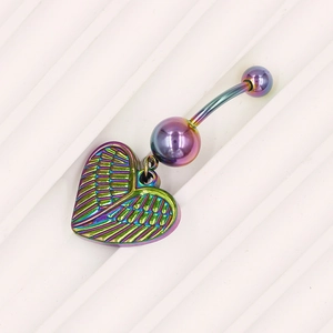 Macro-detail van regenboogkleurige hart navelring met holle vleugel hanger ontwerp