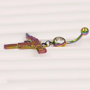 Macro zijaanzicht van een regenboog pistool navelpiercing met een heldere fonkelende steen