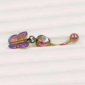Macro-detail van regenboog vlinder navelpiercing met iriserende afwerking en witte zirkoon