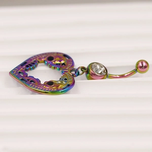 Macro-opname van iriserende hart-navelpiercing met mechanische tandwiel-details en zirkoon
