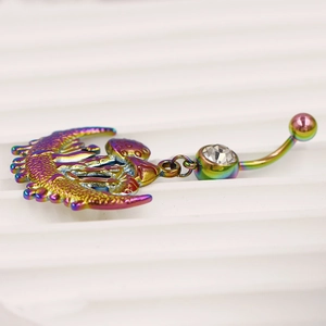 Detailopname van regenboog navelsteker met hanger van een halve maan en een paddenstoel