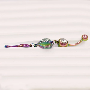 Macro-detail van de iriserende hart-navelpiercing met sprankelende kristallen inleg