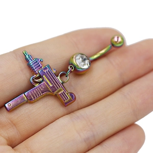 Regenboog navelpiercing van roestvrij staal met kristal en machinepistool hanger