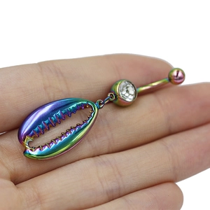 Detailopname van regenboog schelphandhanger navelring met sprankelende kristallen top