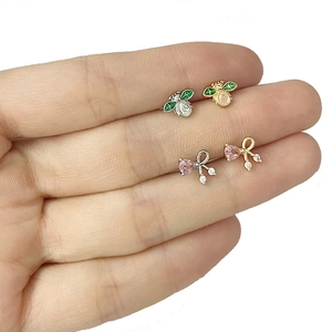 Set de cuatro pendientes de mariposa y abeja con circonitas de colores en oro y plata