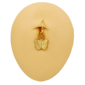 Detailansicht eines goldenen Schmetterling Bauchnabelpiercings auf Silikonmodell
