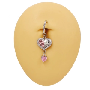 Detail eines silbernen Herz-Bauchnabelrings mit rosa Strasssteinen am Display