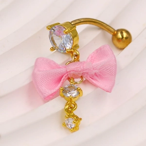 Piercing de ombligo dorado con lazo de tela rosa y brillantes circonitas en forma de corazón