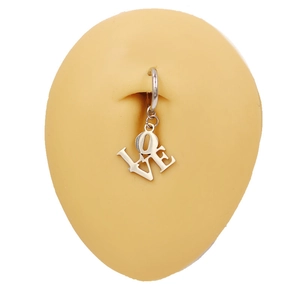 Silberner LOVE Bauchnabelclip ohne Piercing für Damen auf realistischem Hintergrund