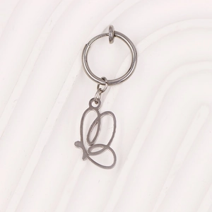 Detailansicht eines silbernen Schmetterling-Bauchnabelclips mit minimalistischem Design
