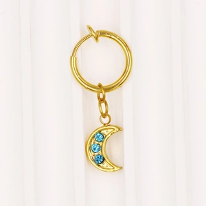 Detail eines goldenen Monds-Clip-Bauchnabelrings mit drei blauen Kristall-Edelsteinen
