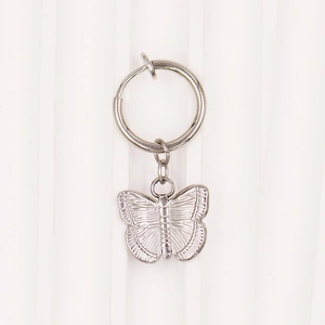 Makroaufnahme von Silberner Schmetterling Bauchnabelring mit Federclip für Bauchnabel