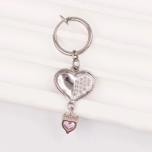 Nahaufnahme des herzförmigen Clip-On-Bauchnabelrings mit Silbermetall und rosa Kristall