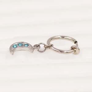 Detailansicht silberner Bauchnabelring ohne Piercing mit blauem Zirkon-Mondanhänger
