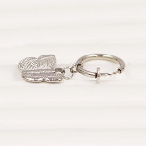 Detailansicht des silbernen Bauchnabelrings mit Federclip und Schmetterlingsanhänger