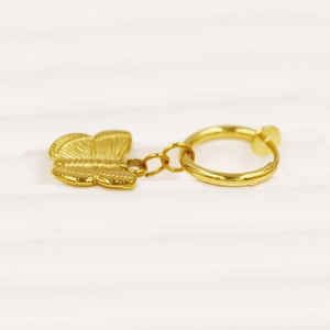 Detailansicht eines goldfarbenen Schmetterling-Bauchnabelclips ohne Piercing-Bedarf