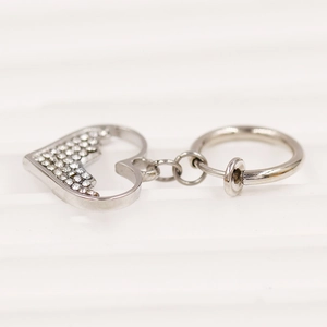 Nahaufnahme von silbernem Herz-Clip-Bauchnabelring mit glitzernden weißen Strasssteinen