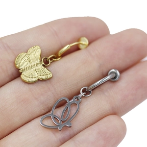 Detail von Schmetterlings-Bauchnabelclips in Gold-Struktur und Silber-Ausschnitt