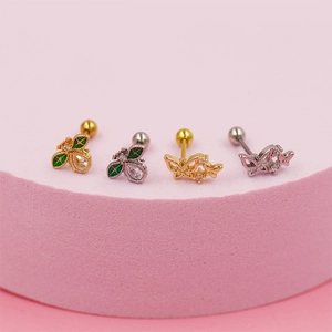 Primer plano de aretes de abeja y mariposa con circonita rosa y cierre de rosca