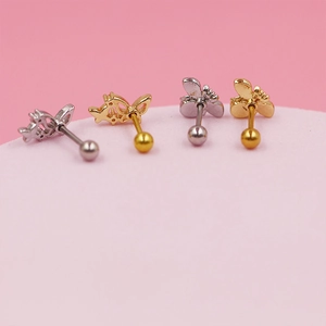 Vista macro de pendientes de mariposa con cierre de rosca y detalles en rosa