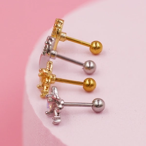 Detalle de pendientes para cartílago en acero con formas de estrella y geométricas