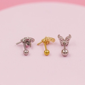 Detalle de pendientes de mariposa con circón rosa y cierre de rosca de bola seguro