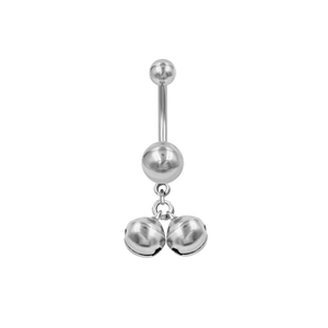 Detalle de piercing de ombligo de acero inoxidable pulido con colgantes de doble campana