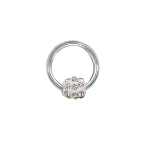 Detalle macro de piercing para ombligo de acero plateado con cristal brillante