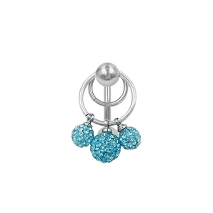 Detalle del piercing de ombligo de acero inoxidable con tres bolas de pedrería azul claro