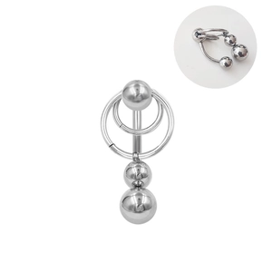 Detalle del piercing para ombligo de acero inoxidable con doble anillo y bola metálica