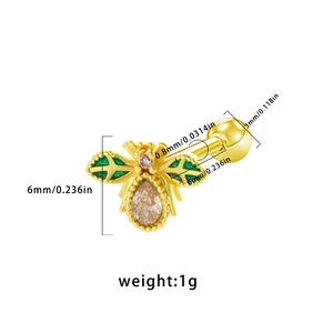 Vista detallada del piercing abeja de oro con alas esmaltadas verdes y circón rosa