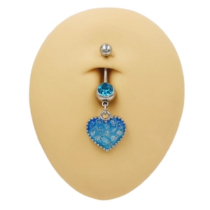 Piercing de ombligo con forma de corazón azul y textura de cristal en modelo de silicona