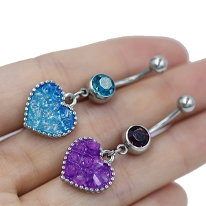 Vista detallada de piercings para el ombligo en forma de corazón azul y violeta