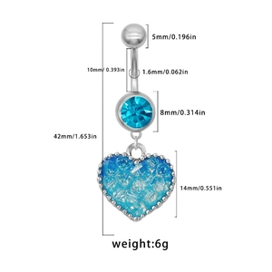 Detalle de piercing de ombligo corazón con piedras azules y medidas en milímetros