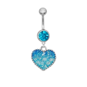 Detalle de piercing de ombligo de corazón con strass azul y borde metálico