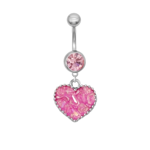 Vista detallada del piercing para el ombligo de corazón plateado con circonita rosa